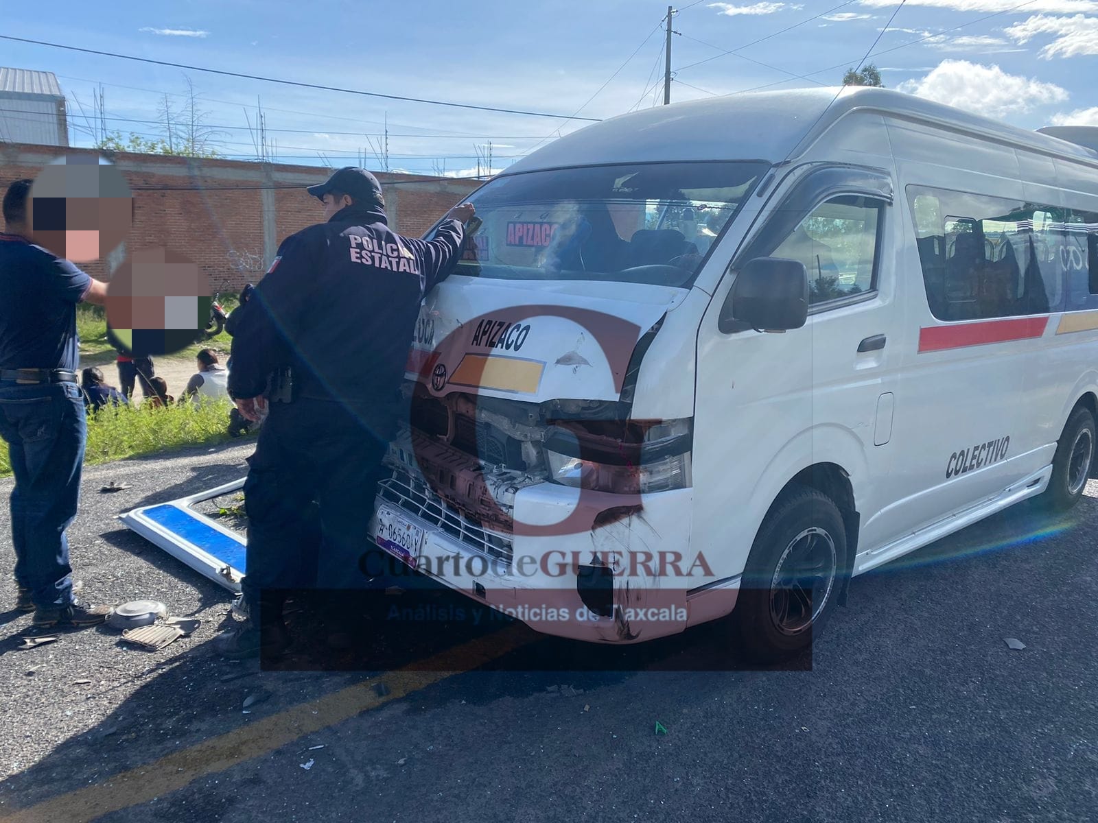 Nueve lesionados por choque entre colectiva y camioneta, en Apizaco